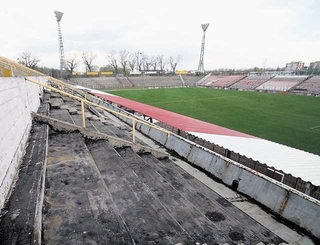 Miejski stadion na któym rozgrywa mecze ŁKS daleki jest od standardów współczesnej Europy.