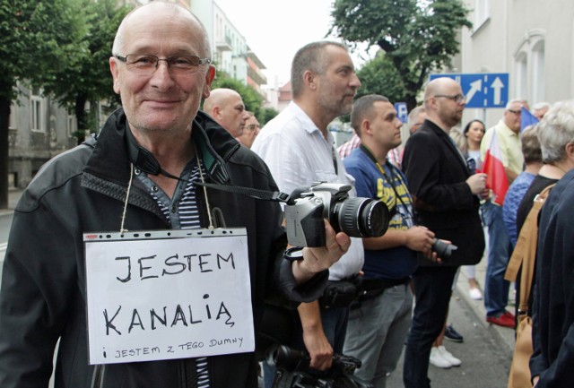 W niedzielę, trzeci już raz, pod Sądem Rejonowym w Grudziądzu zebrali się mieszkańcy, aby protestować przeciw zmianom w prawie. - Hańba!!! - krzyczeli, gdy wyczytywano  nazwiska posłów z regionu, którzy poparli ustawy  przygotowane przez PiS. 

>> Najświeższe informacje z regionu, zdjęcia, wideo tylko na www.pomorska.pl 