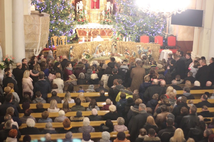 KROTOSZYN: Niesiemy dobrą nowinę.Właśnie narodził się Jezus Chrystus, czyli pasterki za nami [ZDJĘCIA]