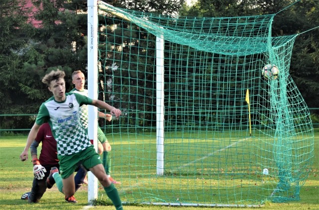 Półfinał Pucharu Polski w Oświęcimiu: LKS Bobrek - LKS Jawiszowice 0:4. Na zdjęciu: Patryk Wysogląd zdobywa pierwszą bramkę dla Jawiszowic.