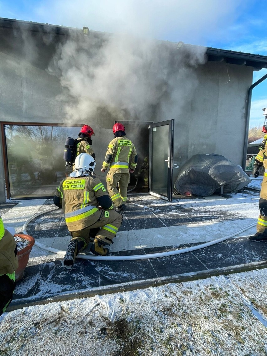 Pożar domku letniskowego w Dziekanowicach. Trzeba było rozebrać ścianę! [FOTO]