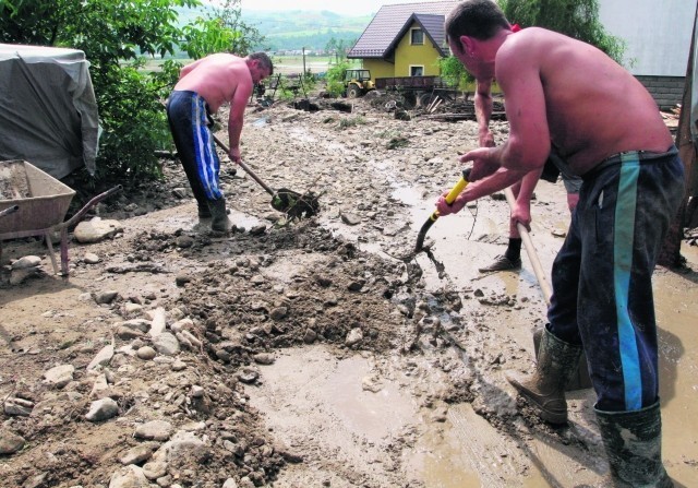 W Kadczy wciąż trwa wielkie odkopywanie wioski z mułu i błota, które spłynęło z gór