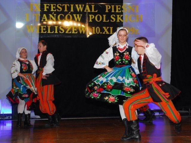 Uczestnicy festiwalu w strojach ludowych Mazowsza. Fot. Mariusz Mazewski