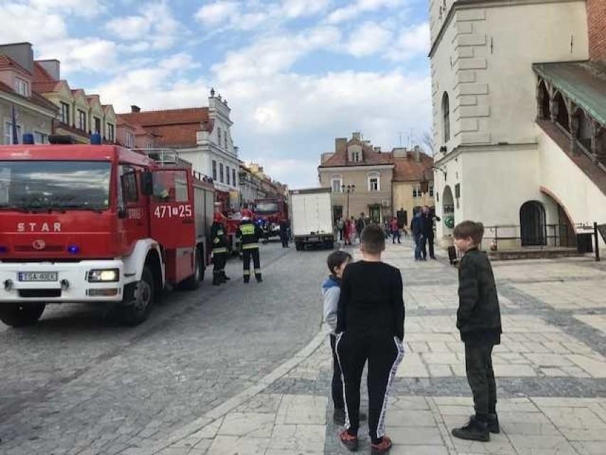 Na miejsce przyjechały  trzy samochody gaśnicze państwowej...