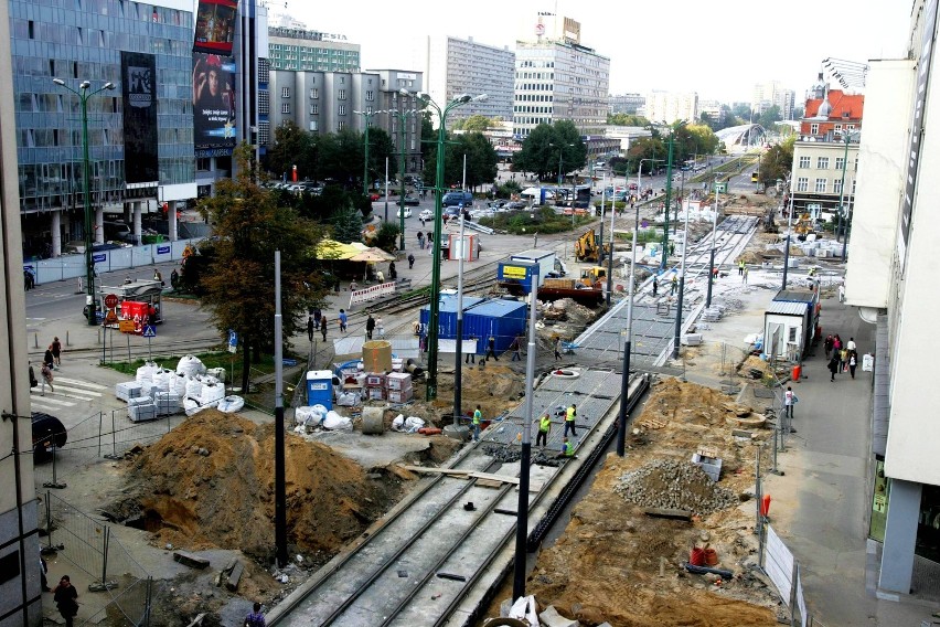 Przebudowa Katowic: Las stalowych słupów stanął na rynku. Jest ich już 28