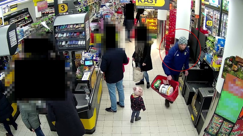 Policja z Gdyni poszukuje domniemanych sprawców kradzieży. Ujawniono ich wizerunki, zarejestrowane przez kamery monitoringu ZDJĘCIA 