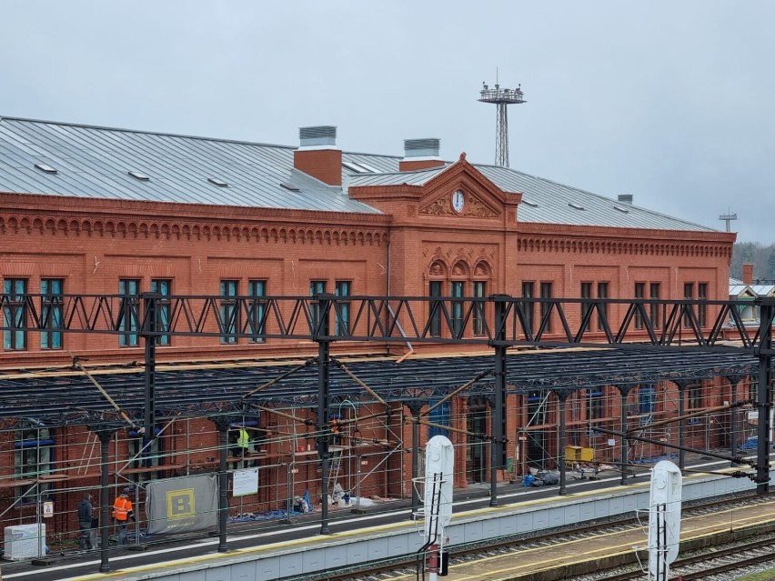 Remont dworca PKP w Węglińcu na finiszu. Zobacz połączenie historii z nowoczesnością