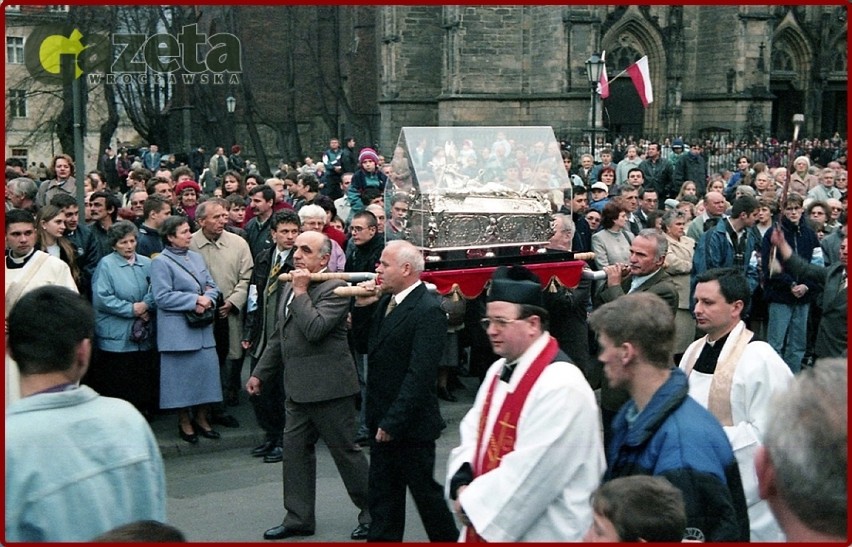 Kwiecień 1999 r. procesja ulicami Świdnicy z relikwiarzem, w...