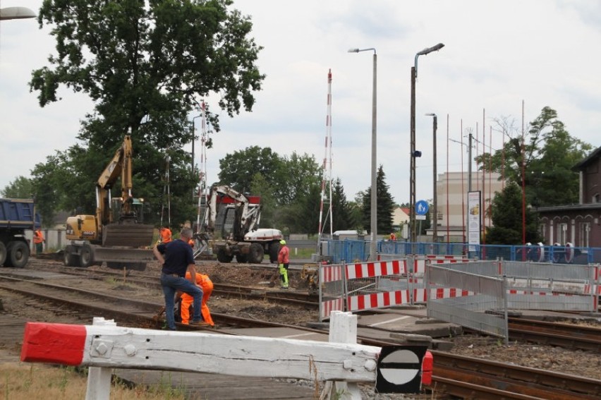 Rozpoczął się długo wyczekiwany remont przejazdu kolejowego w Wolsztynie