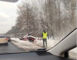 DK 86 w Katowicach: Ciężarówka z dwoma fiatami ducato w rowie. Tworzy się gigantyczny korek