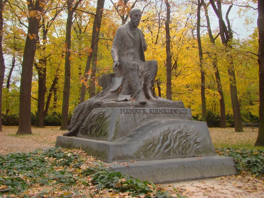 2000 – W Warszawie odsłonięto pomnik Henryka Sienkiewicza.