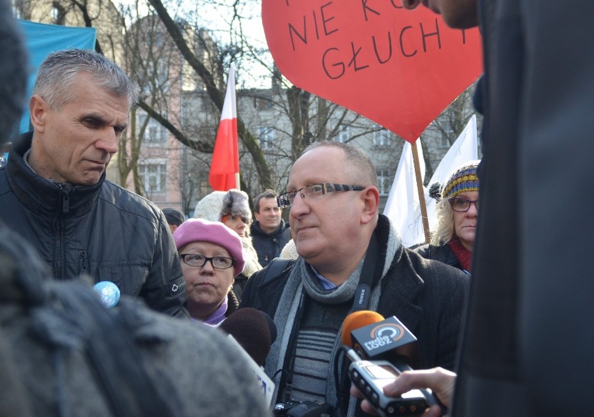 Protest głuchoniemych pod Polskim Związkiem Głuchych w Łodzi