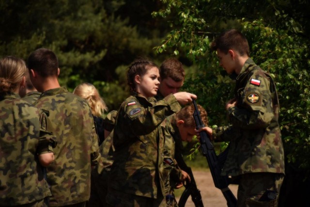 Kadeci z klasy wojskowej Zespołu Szkół w Karsznicach na zajęciach taktycznych w 15 Brygadzie Wsparcia Dowodzenia w Sieradzu