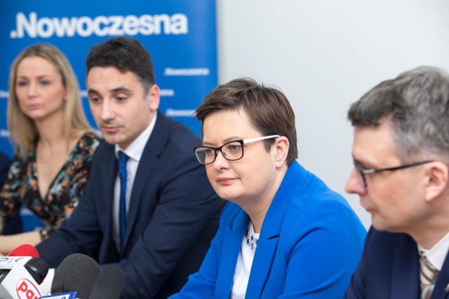 Wizyta jest częścią krajowego objazdu struktur Nowoczesnej przed wyborami samorządowymi. W czasie spotkania z dziennikarzami "Pomorska" poprosiła szefową Nowoczesnej o skomentowanie trendów w sondażach. Z miesiąca na miesiąc rośnie poparcie dla PiS i maleje dla opozycji. Katarzyna Lubnauer przypomniała, że w 2009 roku, po dwóch latach rządzenia, jeszcze wyższe notowania miała Platforma Obywatelska. A dziś, kiedy gospodarka ma się coraz lepiej, rekordowo zmalało bezrobocie – ludzie nie chcą zmian. Przewodnicząca Lubnauer liczy jednak na to, że wyborcy się przebudzą.

Katarzyna Lubnauer spotkała się również z sympatykami i działaczami Nowoczesnej z regionu. Powiedziała m.in., że Nowoczesna potrafi przyznać się do błędów (w sprawie głosowania nad projektem "Ratujmy kobiety") i natychmiast je naprawiać.
-&nbsp;Od opozycji oczekuje się propozycji na przyszłość – mówiła także Katarzyna Lubnauer. - Realnej wizji zmian, którą my nazywamy mądrą zmianą dla Polski. Jesteśmy chyba jedynym ugrupowaniem opozycyjnym, które zaraz po wyborach przedstawiło pełną wizję zmian w Polsce. Po zmianie przewodniczącego zdecydowaliśmy się na to, żeby jasno się zdefiniować. Nowoczesna ma być partią klasy średniej, partią ludzi aktywnych i pracujących. Tych, którzy uważają, że mają prawo do tego, żeby państwo, na które płacą podatki, było dobrze zorganizowane. To ma być sprawne państwo z dobrą ochroną zdrowia, dobrą edukacją, administracją. To państwo jednocześnie nie będzie ograniczać swobód i wolności obywatela. Nie mówi obywatelom, jak mają żyć. Pozwala im na szczęście. Dlatego od początku jesteśmy za związkami partnerskimi, za rozdziałem Kościoła od państwa. Jesteśmy też za tym, żeby in vitro było finansowane z budżetu państwa. Ludzie mają prawo do szczęścia, a jeśli jednym z największych problemów Polski jest demografia, to postawmy na skuteczne rozwiązanie - apelowała.

Zdaniem Katarzyny Lubnauer, państwo musi mieć zaufanie do obywateli. No i ono również musi budzić zaufanie, nie zmieniać poglądów, i sytuacji obywateli. - Dlatego jesteśmy zdania, że należy respektować ustalenia w sprawie uchodźców. Jeśli poprzedni rząd zgodził się na przyjęcie siedmiu tysięcy uchodźców, to kolejny rząd powinien respektować to zobowiązanie. Dlaczego mamy być wyrzutkiem w Unii Europejskiej, jedynym krajem łamiącym zasadę solidarności? Teraz nawet Węgrzy złamali się w tej sprawie. Zgodnie z zasadą relokacji, którą podpisał rząd Ewy Kopacz, mieliśmy prawo wybrać uchodźców, którzy przebywaliby na naszym terenie. Dlaczego nie mamy rządu, który zdecydowałby się na korytarze humanitarne?! To byłoby czyste człowieczeństwo. To nie zagrażałoby naszemu bezpieczeństwu. Jeżeli mamy rząd, który cały czas gra na emocjach, budzi nienawiść, szczuje jednych ludzi na drugich, to taki rząd nie może się cofnąć. Nie może otworzyć korytarzy humanitarnych, bo sam zapędził się w pułapkę.
-&nbsp;Dla nas jest oczywiste, że chcemy być krajem europejskim, chcemy być w centrum Europy, ale musimy być w pierwszej prędkości rozwoju Unii Europejskiej. Jednym z warunków, naszym zdaniem, jest przyjęcie euro. Mówimy o tym jednoznacznie. Kiedy reprezentuje się grupę wyborców, warto jednoznacznie mówić: tak - tak, nie – nie. Nie kręcić i nie kluczyć. Aborcja dzieli społeczeństwo jak żadna inna sprawa. Ona polaryzuje scenę polityczną. Dla nas nigdy nie był to element programu. Natomiast większość członków Nowoczesnej jest zwolennikami liberalizacji aborcji, ale to nie znaczy, że nie należy szanować tych, którzy mają inne zdanie. W polityce warto być odważnym. Warto mówić, co się myśli. Warto być wiarygodnym wobec ludzi – podkreślała Katarzyna Lubnauer.


Info z Polski - przegląd najciekawszych informacji z kraju [18.01.2017]


