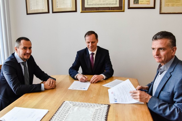Umowa na przebudowę ulic Witosa i Racibora podpisana została 8 listopada 2022 roku.