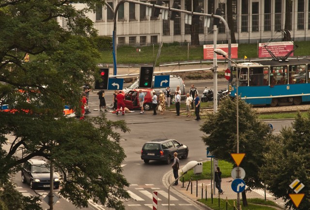 Zdjęcie wypadku do jakiego doszło na ul Legnickiej. Zdjęcie zrobione z dziewiątego piętra bloku na głogowskiej.