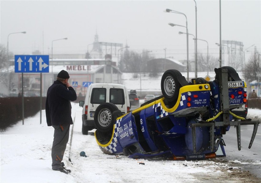 Kolizja w Al. Piłsudskiego w Piotrkowie. Auto dachowało