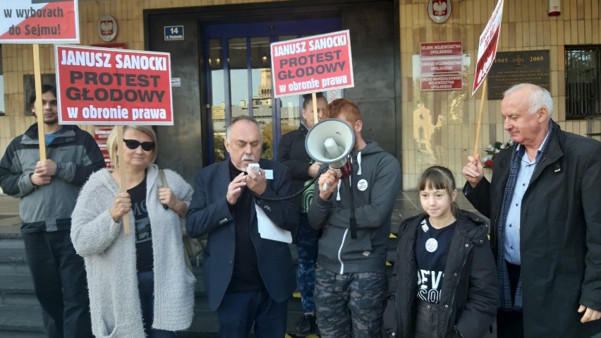 Poseł Janusz Sanocki razem z sympatykami protestował w czwartek pod Opolskim Urzędem Wojewódzkim 