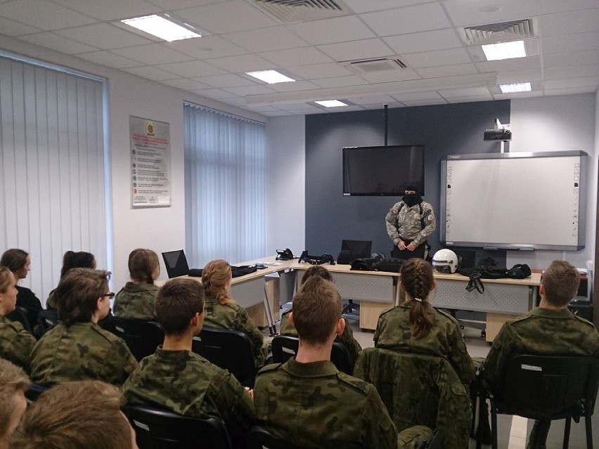 Uczniowie spotkali się z policjantem z grupy zajmującej się szczególnie niebezpiecznymi przestępcami