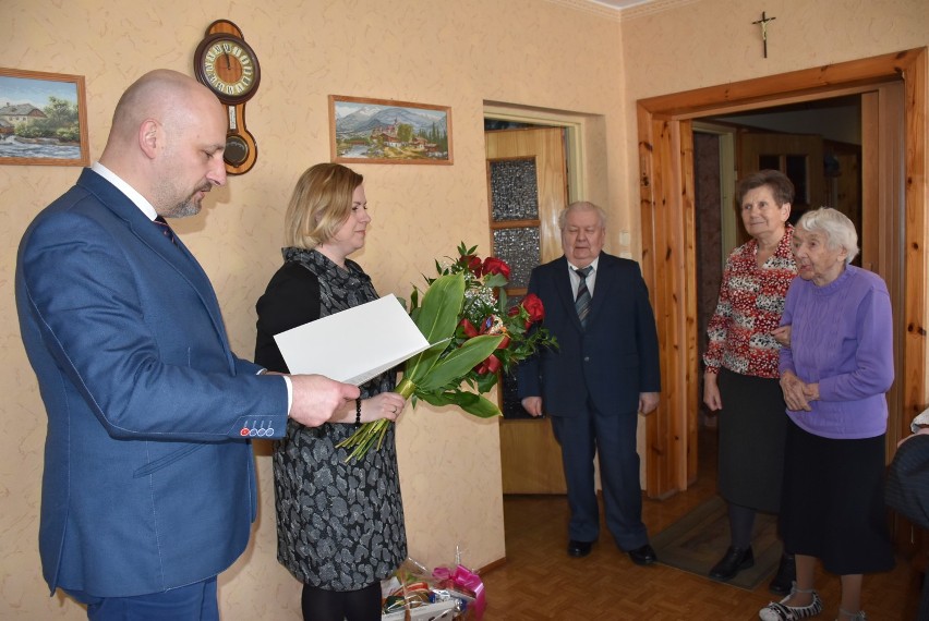 Grodzisk Wielkopolski: 97 urodziny Pani Kazimiery Sobkowiak. Jubilatkę odwiedziła delegacja grodziskiego ratusza