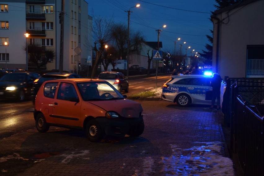 Kolizja na ul. Wojska Polskiego w Wieluniu. Zderzyły się dwie osobówki. Uszkodzony został też budynek FOTO