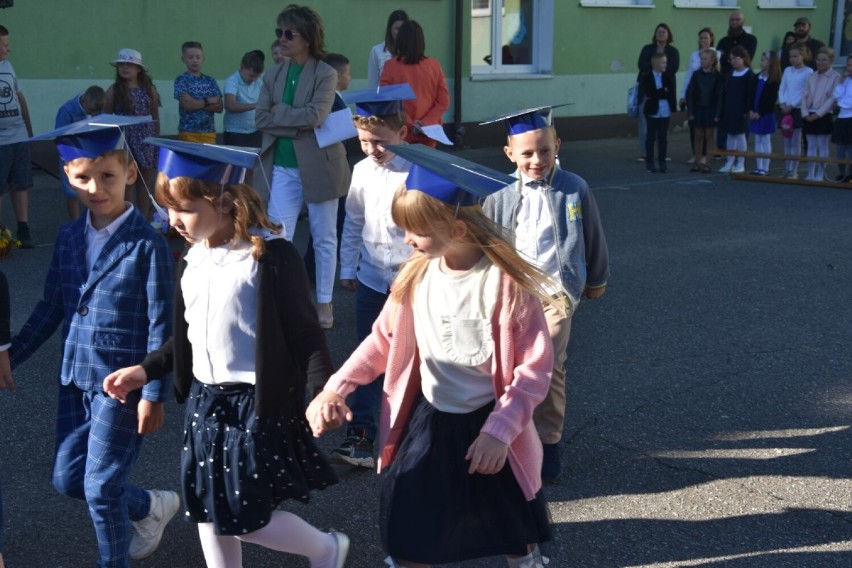 Rozpoczęcie roku szkolnego 2022/2023 w Szkole Podstawowej nr 2 w Wągrowcu. Uroczysta akademia 