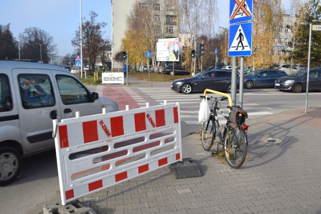 Na skrzyżowaniu alei IX Wieków Kielc, Kościuszki i Starodomaszowskiej  w Kielcach zamknięto przejazdy rowerowe mimo że nie są prowadzone żadne prace.

Zobacz kolejne zdjęcia