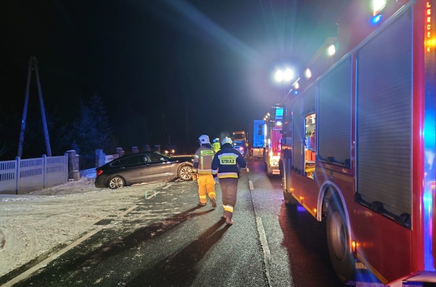 Wypadek z udziałem trzech pojazdów w Opatówku