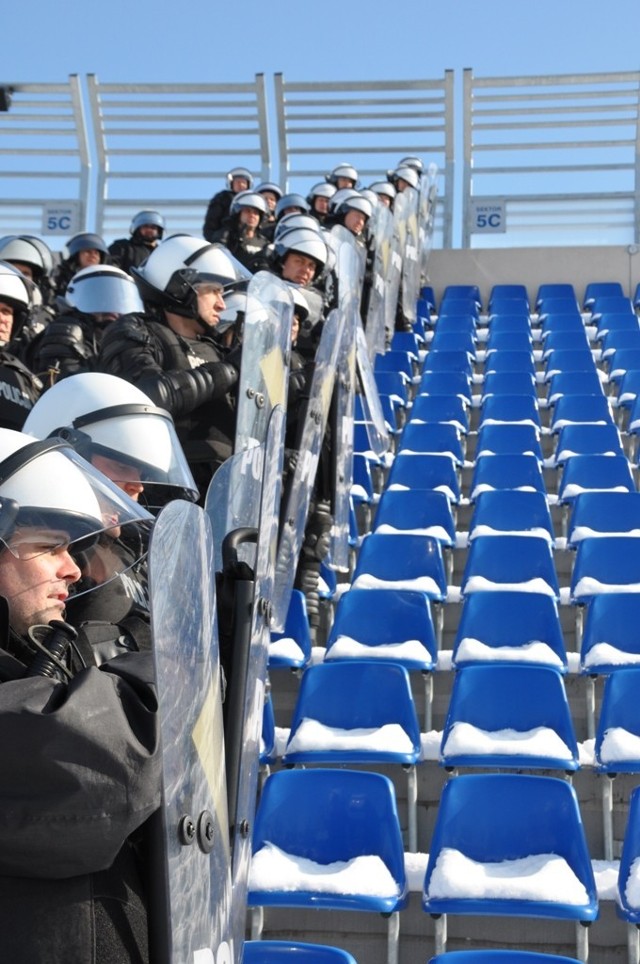 W czwartek na Stadionie Miejskim w Ostródzie odbyły się ćwiczenia z udziałem policjantów z Olsztyna, Ostródy, Iławy, Nowego Miasta Lubawskiego i Działdowa. Funkcjonariusze ubrani w tzw. żółwia, wyposażeni w kask, tarcze, pałki oraz plecakowe i ręczne miotacze pieprzu doskonalili swoje umiejętności w formowaniu policyjnych tyralier i kordonów oraz poruszania się po trybunie stadionu i drogach ewakuacyjnych. 

Zobacz: [b]Pijana matka w Bartoszycach. Spała, a 6-letni syn dzwonił na policję[/b]