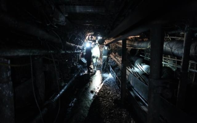 Pożar w kopalni: 10 górników ewakuowanych