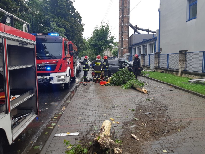 Śmiertelny wypadek na ulicy Wojska Polskiego w Wieluniu. Nie żyje 31-letni kierowca forda ZDJĘCIA