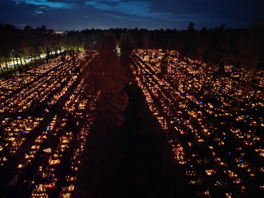 Wieczór w dzień Zaduszny na lęborskim cmentarzu. Wyjątkowe ujęcia z drona