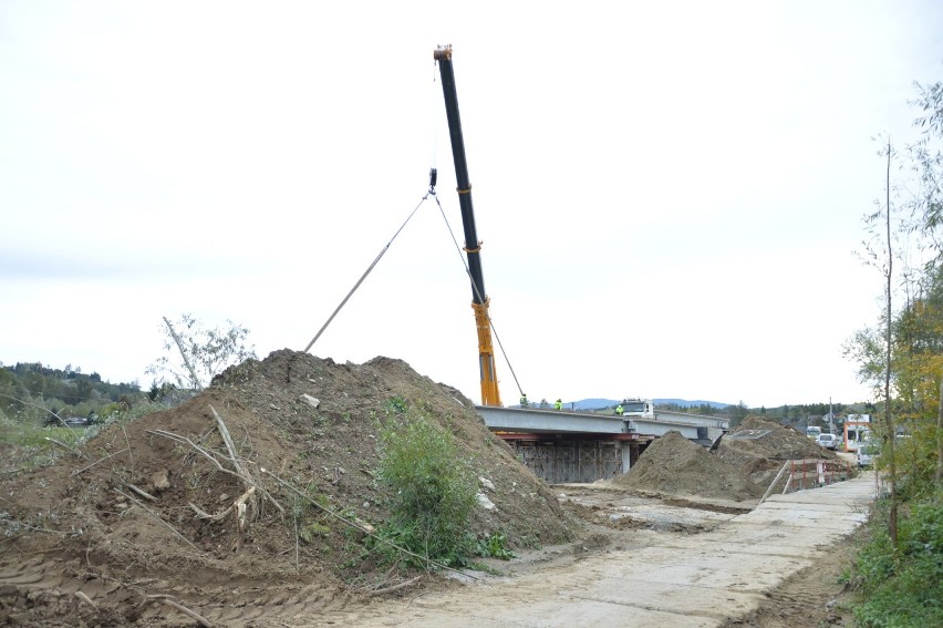 Wieruszyce. Budowa nowego mostu postępuje, trwają prace przy konstrukcji [ZDJĘCIA]