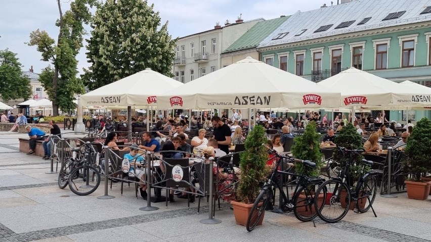 Po piątkowej nawałnicy na kieleckim Rynku nie ma już śladu....