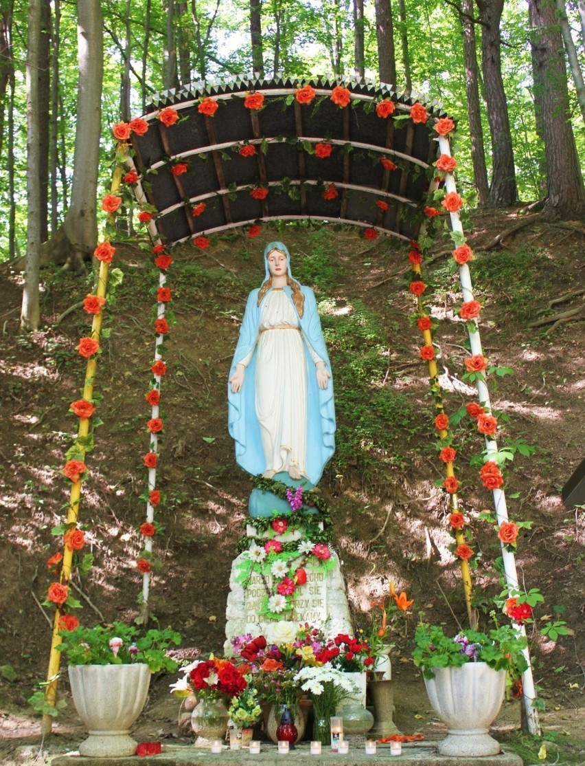 Kamienna figura Matki Boskiej z kamienia bruśnieńskiego,...