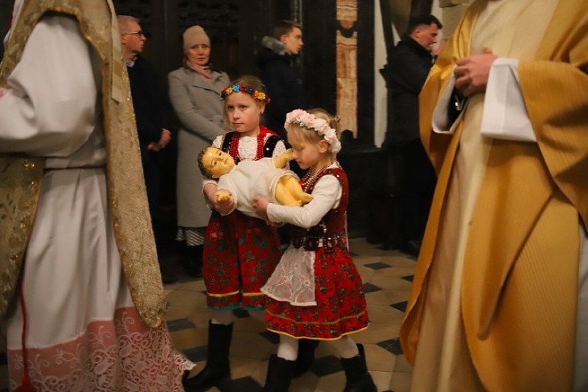 Pasterka w Katedrze Wawelskiej. Abp Marek Jędraszewski: "Niepokój budzą usiłowania usunięcia religii ze szkół" ZDJĘCIA