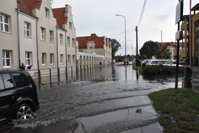 Nawałnica, która przeszła przez miasto 30 czerwca 2022 r. zalała m.in. dolną część ul. Słowackiego w Malborku.