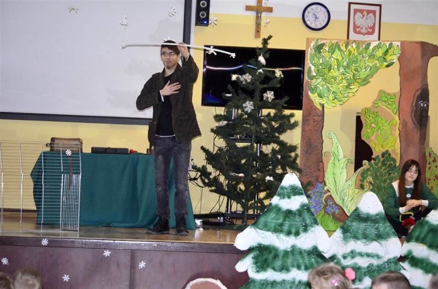 Uczniowie Zespołu Szkół Ekonomicznych w Złotowie zaprosili przedszkolaków na Mikołajkowe przedstawienie