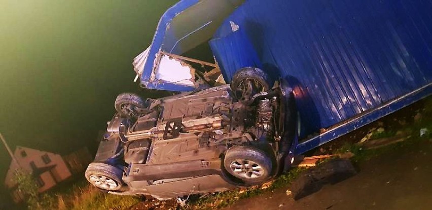 Nowa Wieś. Samochód osobowy roztrzaskał się o kontener. Kierowca w szpitalu [ZDJĘCIA]