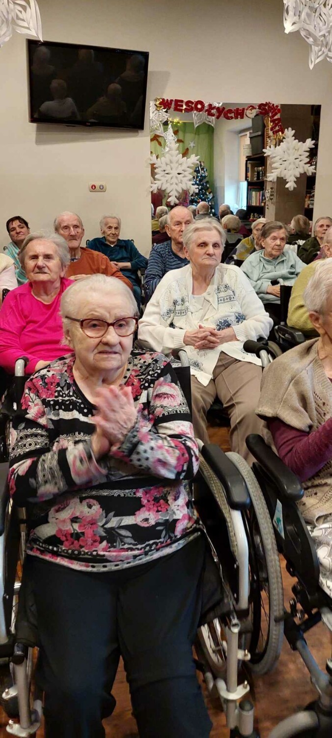 Wspólne kolędowanie w Salusie. Seniorzy zaśpiewali najpiękniejsze kolędy. ZDJĘCIA