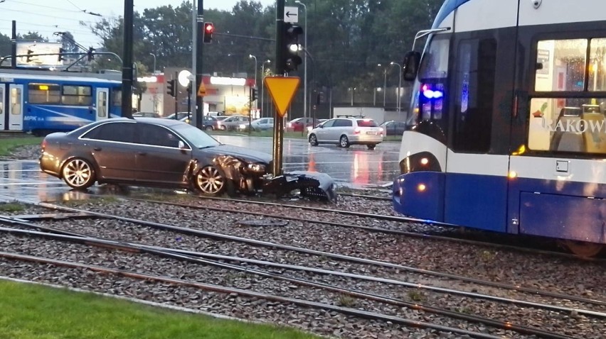 Pijany złodziej zablokował ruch tramwajowy w Krakowie [ZDJĘCIA]