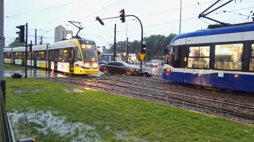 Pijany złodziej zablokował ruch tramwajowy w Krakowie [ZDJĘCIA]