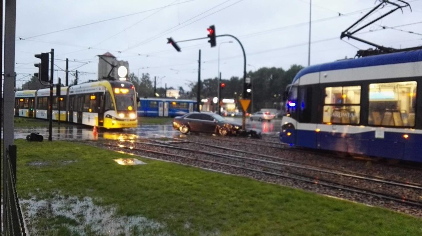 Pijany złodziej zablokował ruch tramwajowy w Krakowie [ZDJĘCIA]