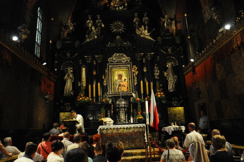 Ekshibicjonista na Jasnej Górze rozebrał się do naga przed Cudownym Obrazem Matki Boskiej Częstochowskiej. Udawał kobietę