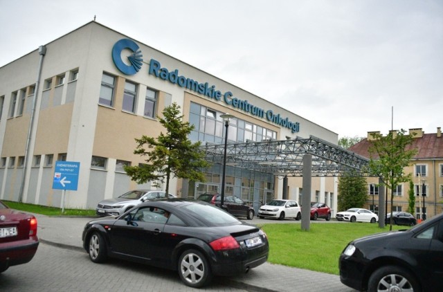 Radomskie Centrum Onkologii mieści się przy ulicy Uniwersyteckiej 6 na radomskim Wacynie.