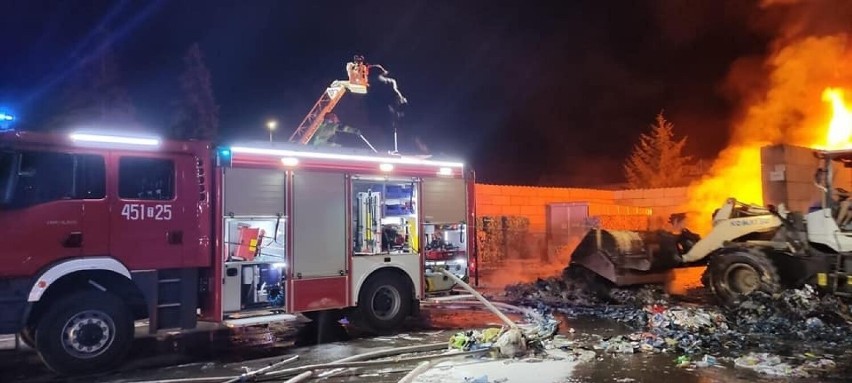 Pożar na terenie zakładu przy ulicy Hedy w Ostrowcu.