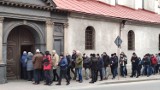 Męski różaniec publiczny w Piotrkowie, w każdą pierwszą sobotę miesiąca mężczyźni modlą się idąc ulicami miasta ZDJĘCIA