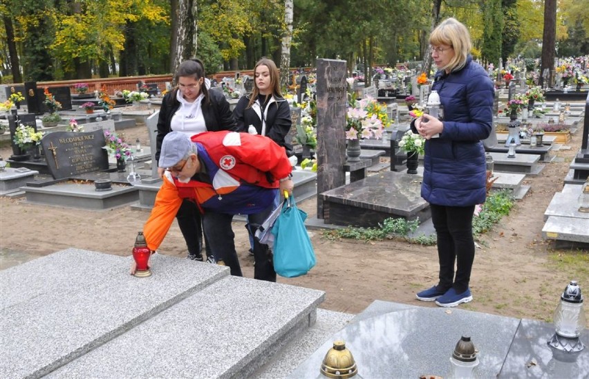 Zapalanie zniczy na grobach działaczy PCK w Kościanie