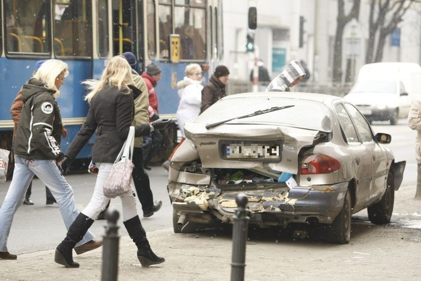 Wrocław: Pijany kierowca ciężarówki zniszczył siedem samochodów