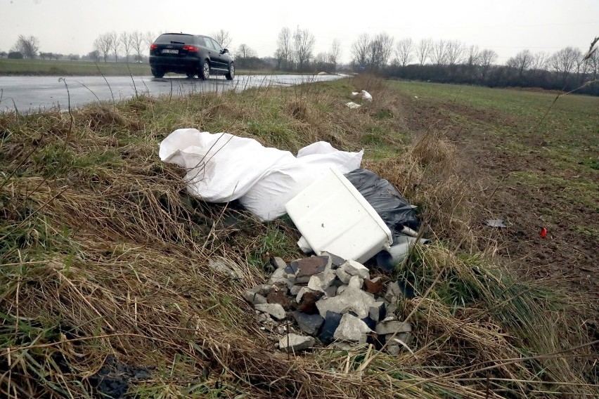 Dziurawa i zaśmiecona ulica Kunicka w Legnicy, zobaczcie aktualne zdjęcia